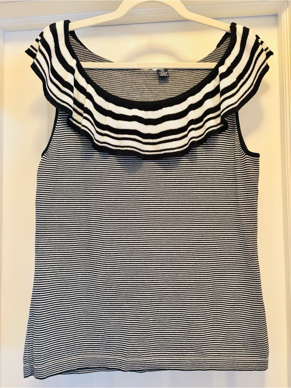 Gently used, CHAPS Black & White Striped Ruffle Neck Sleeveless Top 🖤🤍